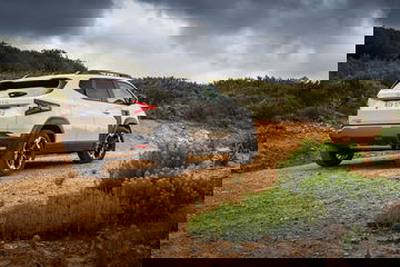 Vista trasera y lateral de un Dacia Duster en un entorno off-road.