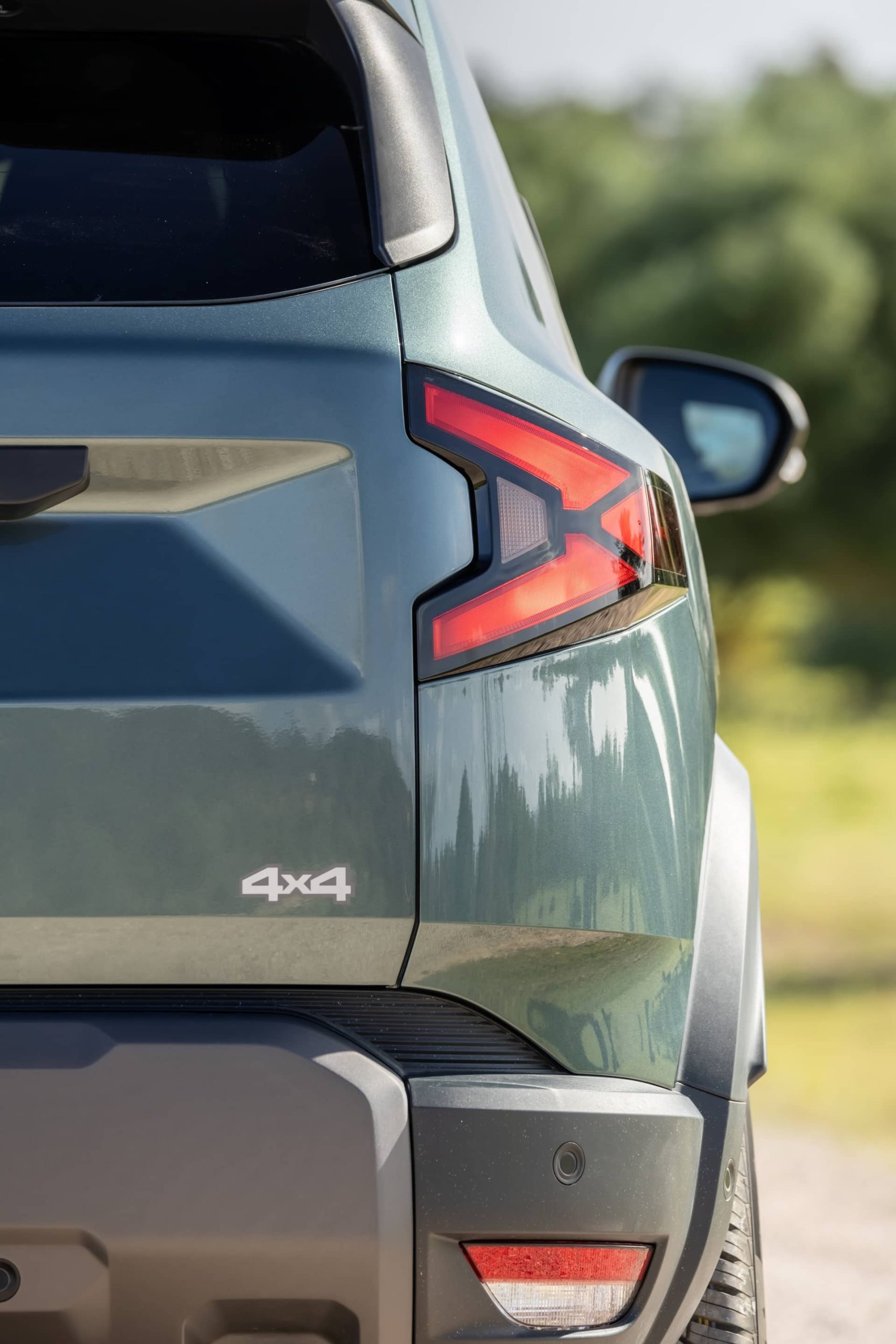 Vista de la parte trasera y lateral del Dacia Duster, destacando su diseño robusto y sistema 4x4.