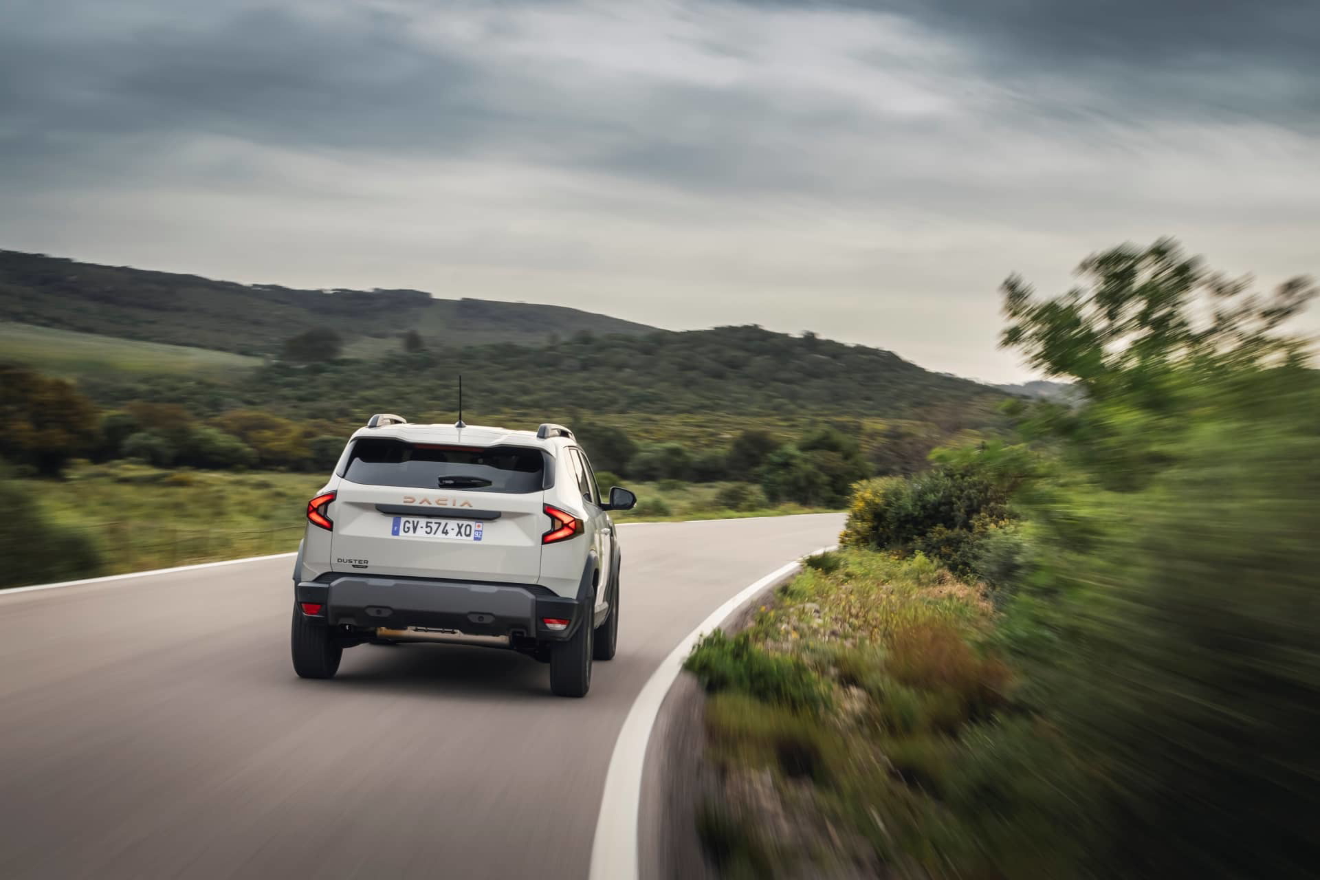 Vista dinámica del Dacia Duster enfatizando su línea y diseño trasero.
