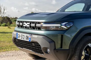 Vista frontal detallada del Dacia Duster, destacando la parrilla y ópticas.