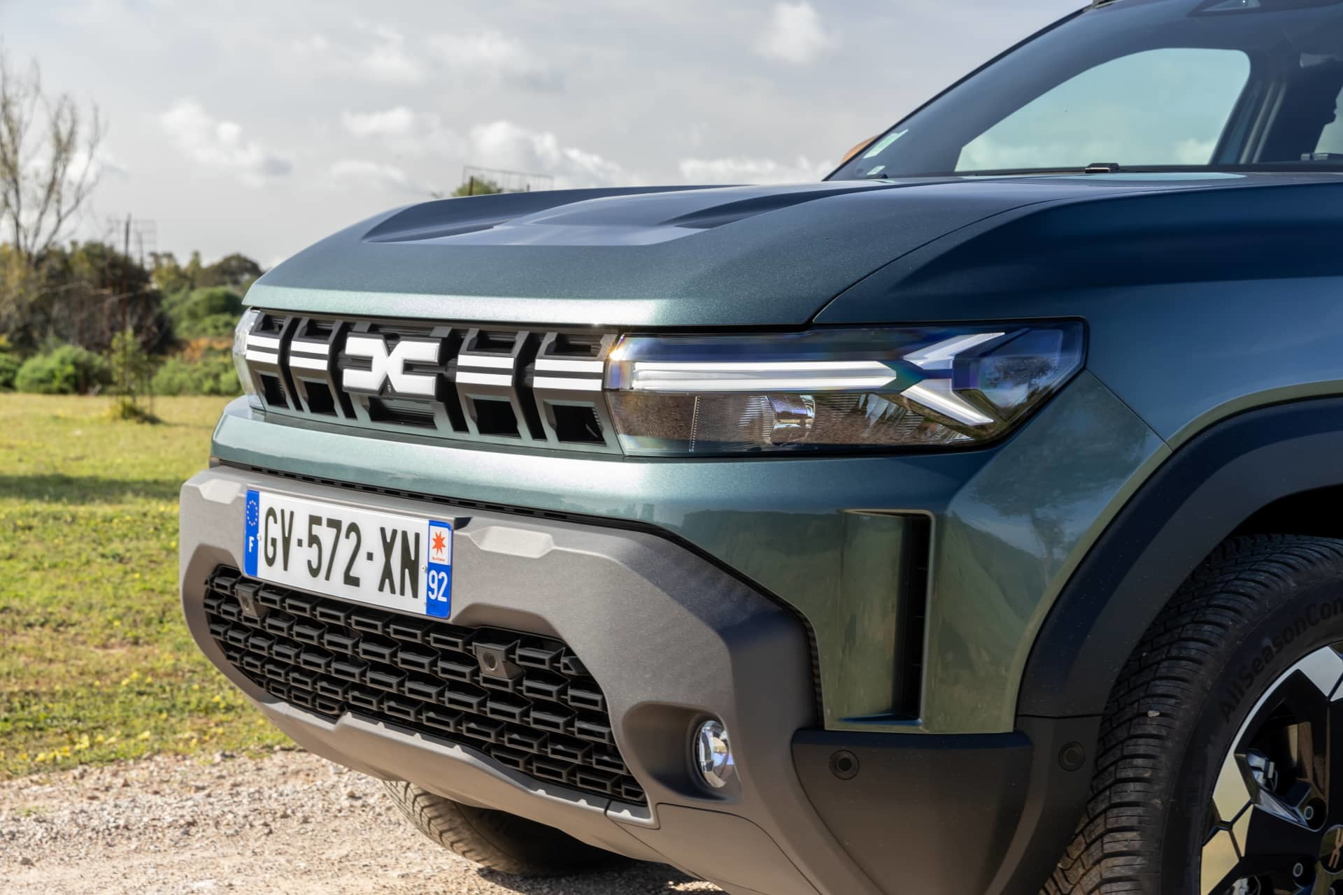 Vista frontal detallada del Dacia Duster, destacando la parrilla y ópticas.