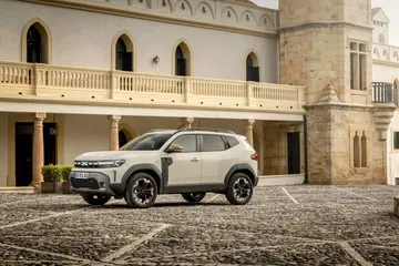 Vista lateral del Dacia Duster destacando su perfil robusto