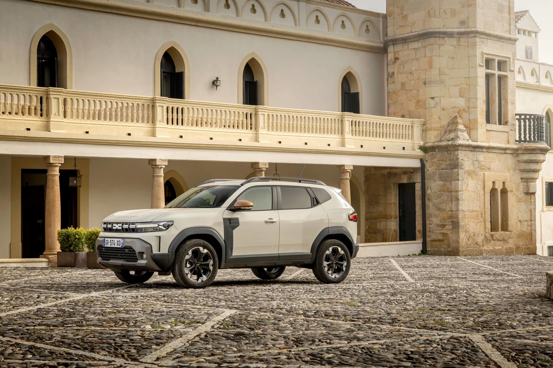Vista lateral del Dacia Duster destacando su perfil robusto