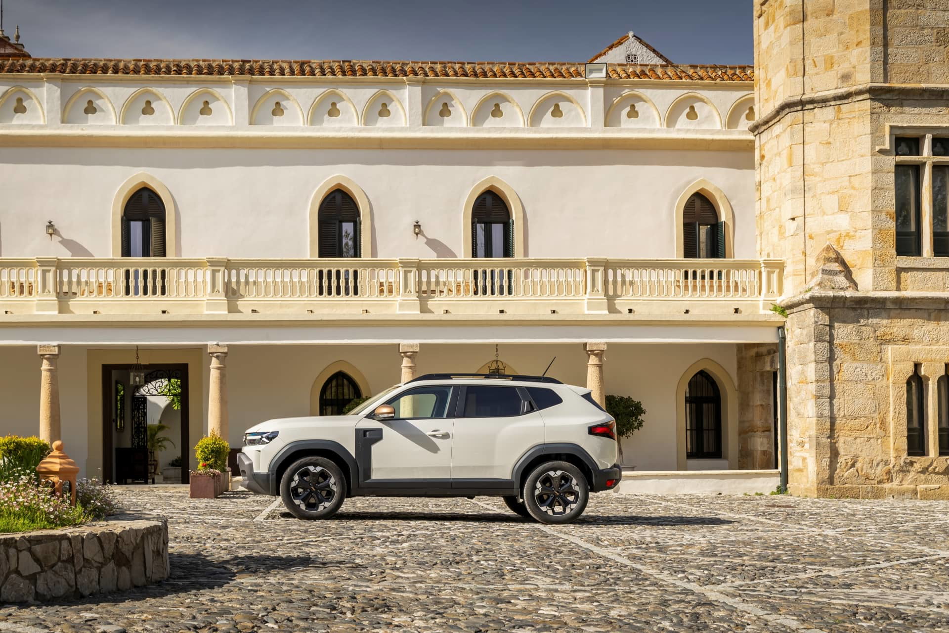 Vista lateral del Dacia Duster destacando su diseño robusto y líneas dinámicas.