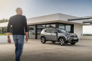 Vista lateral del Dacia Duster, destacando su línea de diseño robusto.