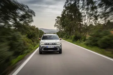 El Dacia Duster se muestra en movimiento, destacando su frontal robusto.