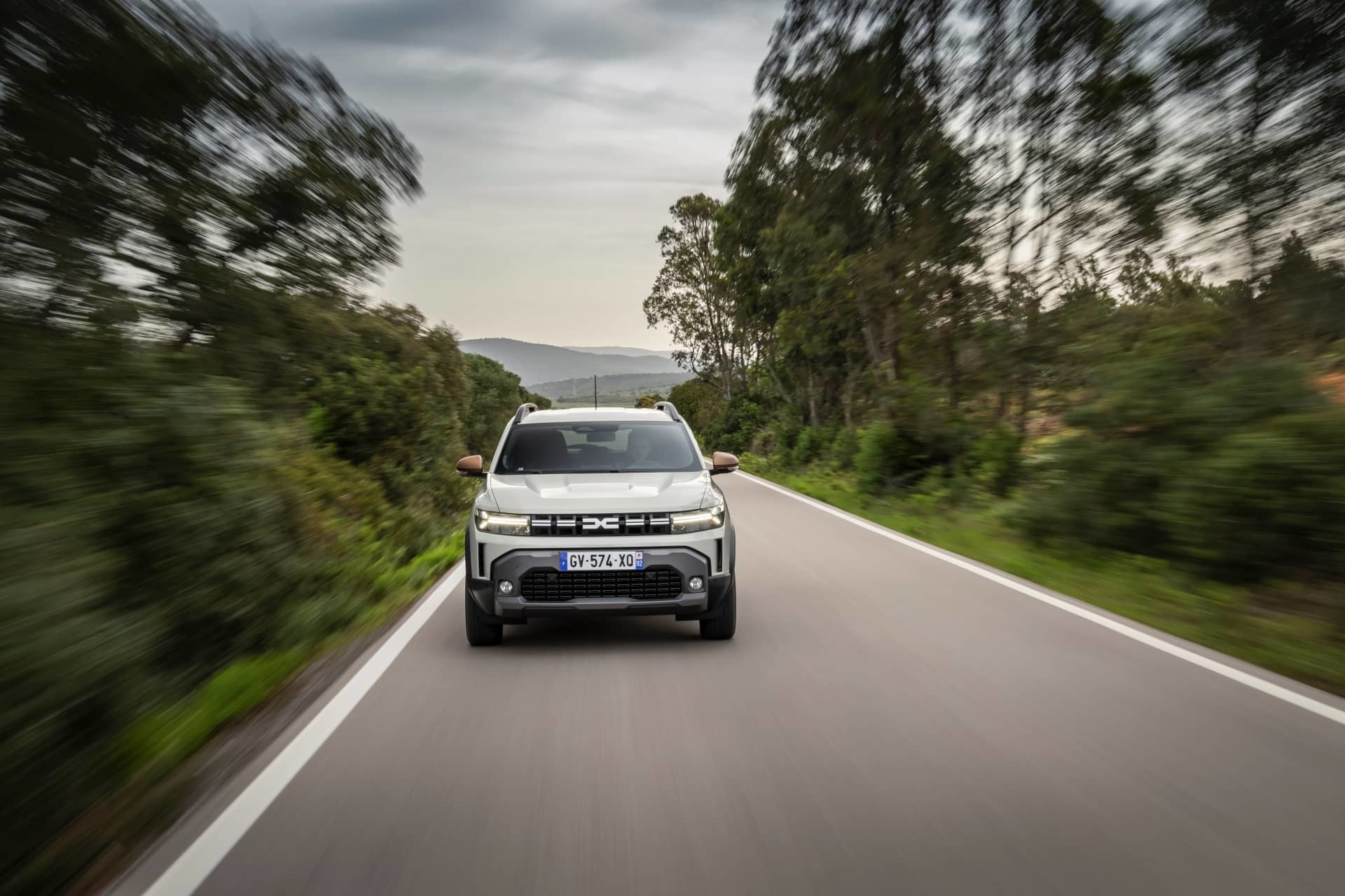 El Dacia Duster se muestra en movimiento, destacando su frontal robusto.