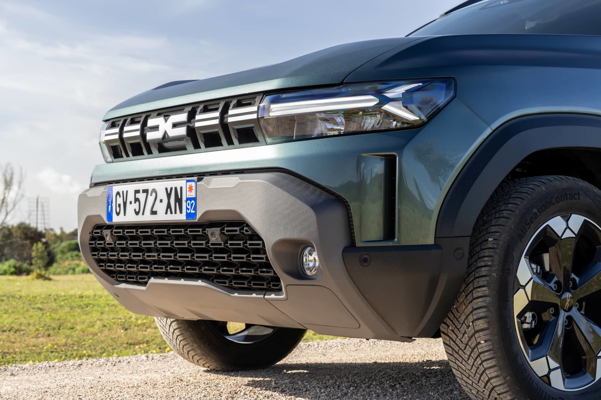 Vista angular delantera del Dacia Duster, mostrando líneas y faros.
