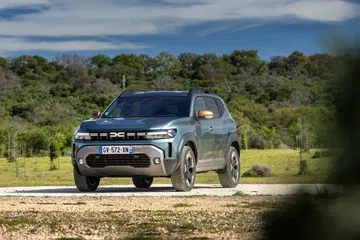 Vista delantera y lateral del Dacia Duster destacando su robustez