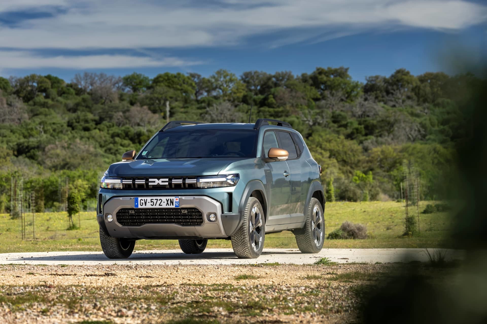 Vista delantera y lateral del Dacia Duster destacando su robustez