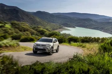 Vista dinámica Dacia Duster destacando su enfoque aventurero.