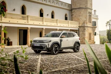 Vista angular del Dacia Duster que muestra su robustez y diseño aventurero.