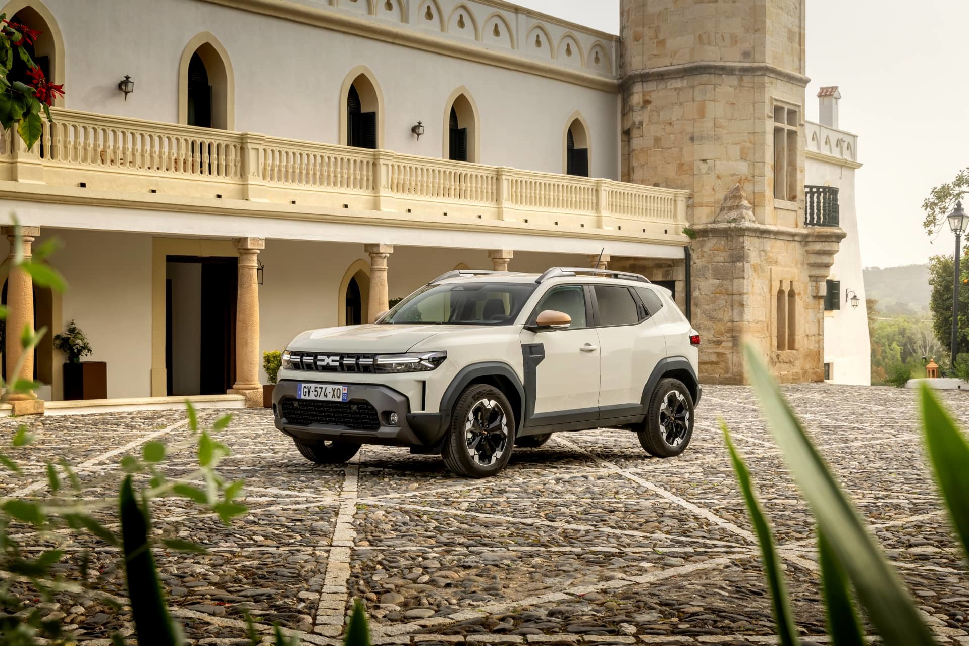 Vista angular del Dacia Duster que muestra su robustez y diseño aventurero.