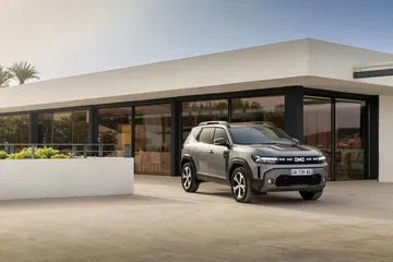 Vista angular del Dacia Duster destacando su diseño robusto.