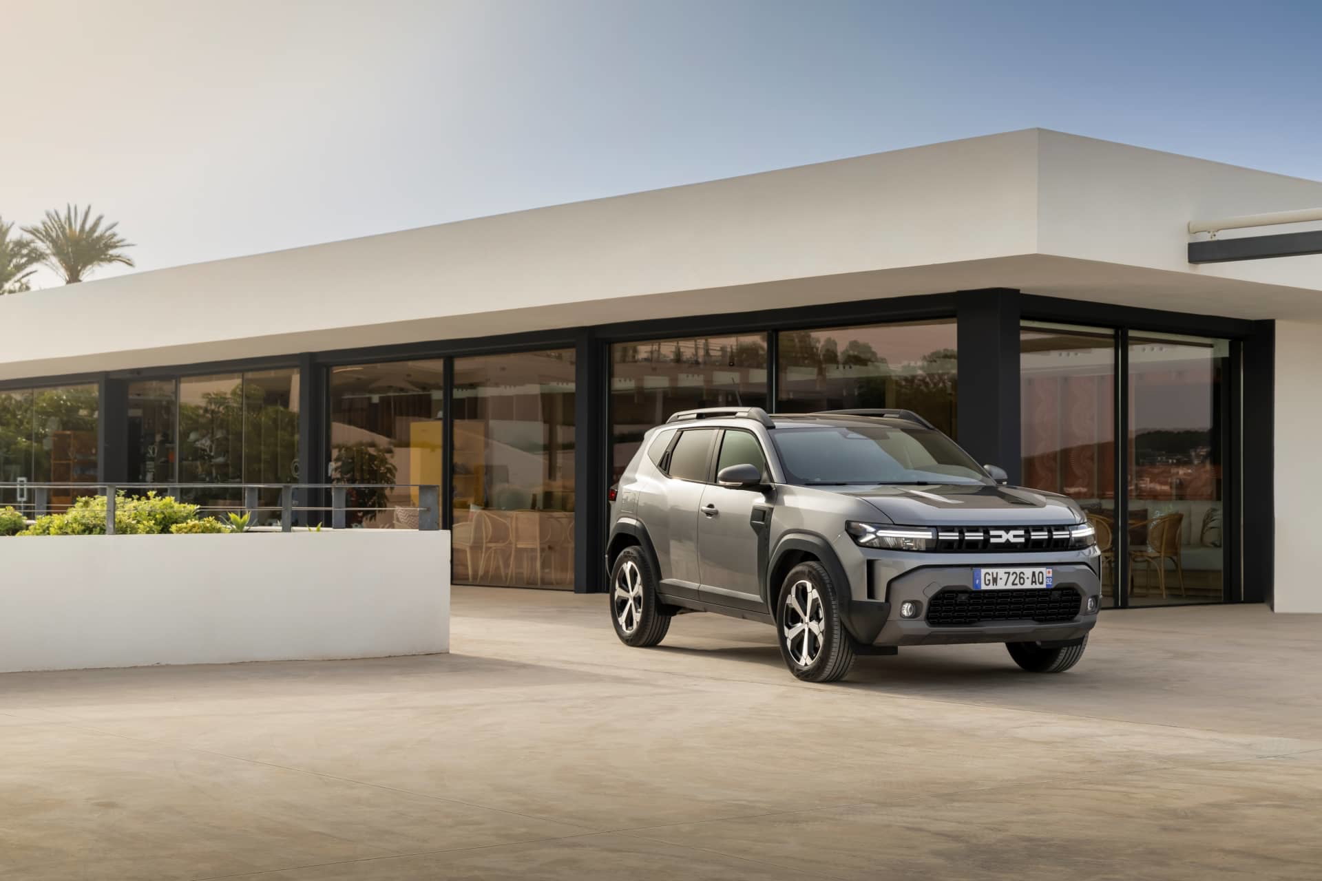 Vista angular del Dacia Duster destacando su diseño robusto.