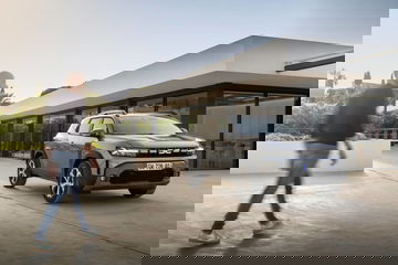 Vista angular del Dacia Duster, mostrando el diseño frontal y lateral.