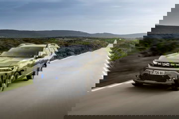 Vista dinámica del Dacia Duster destacando su frontal y línea lateral.