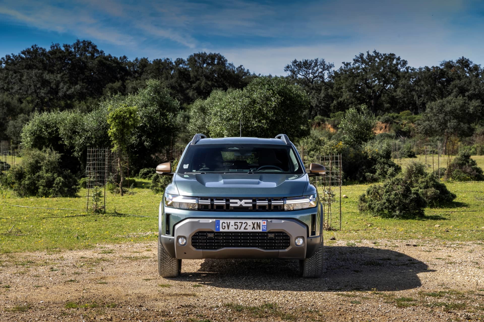 Vista delantera del Dacia Duster destacando su robustez y diseño moderno.