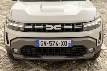 Vista frontal del Dacia Duster destacando parrilla y ópticas