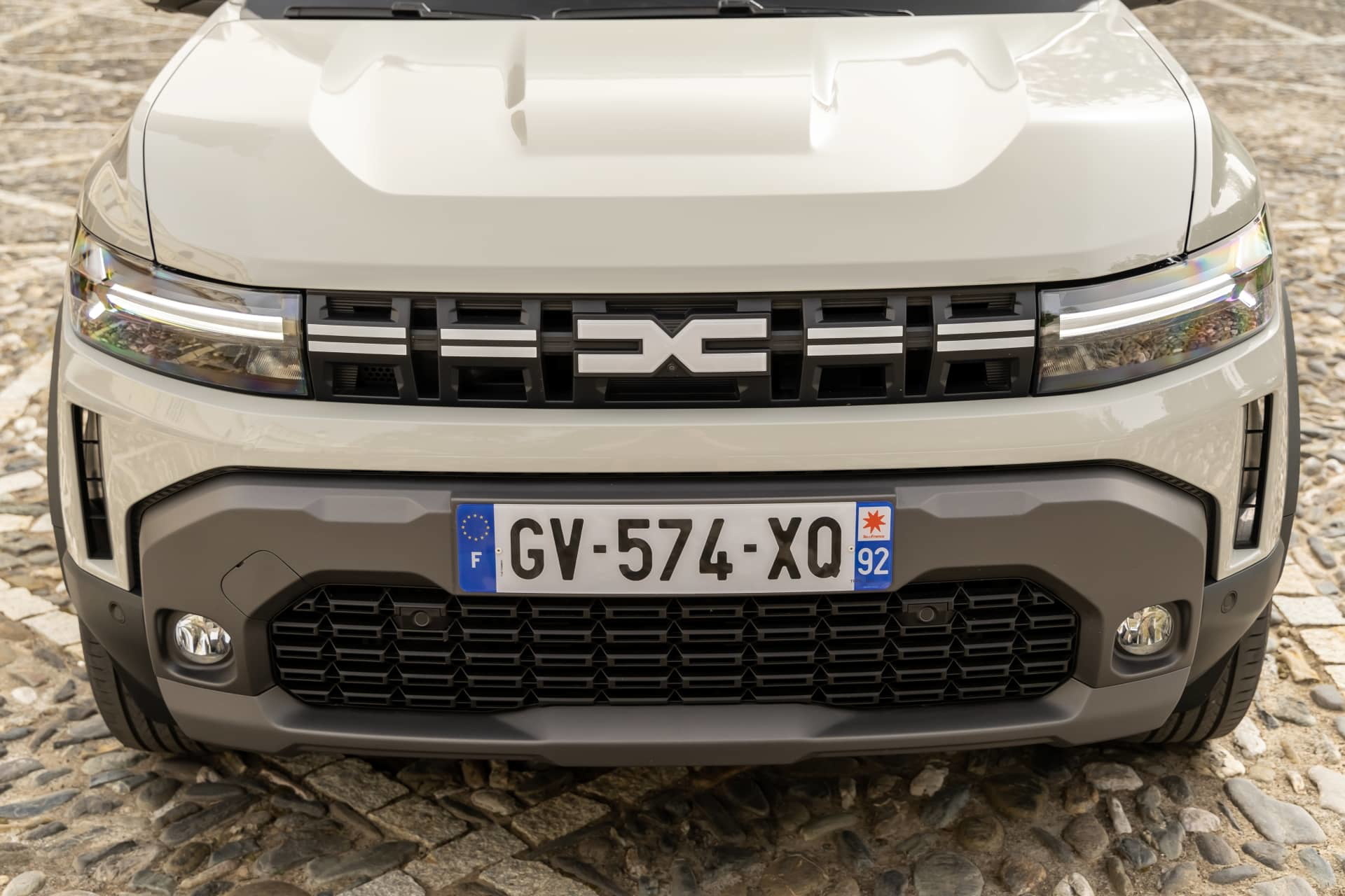 Vista frontal del Dacia Duster destacando parrilla y ópticas