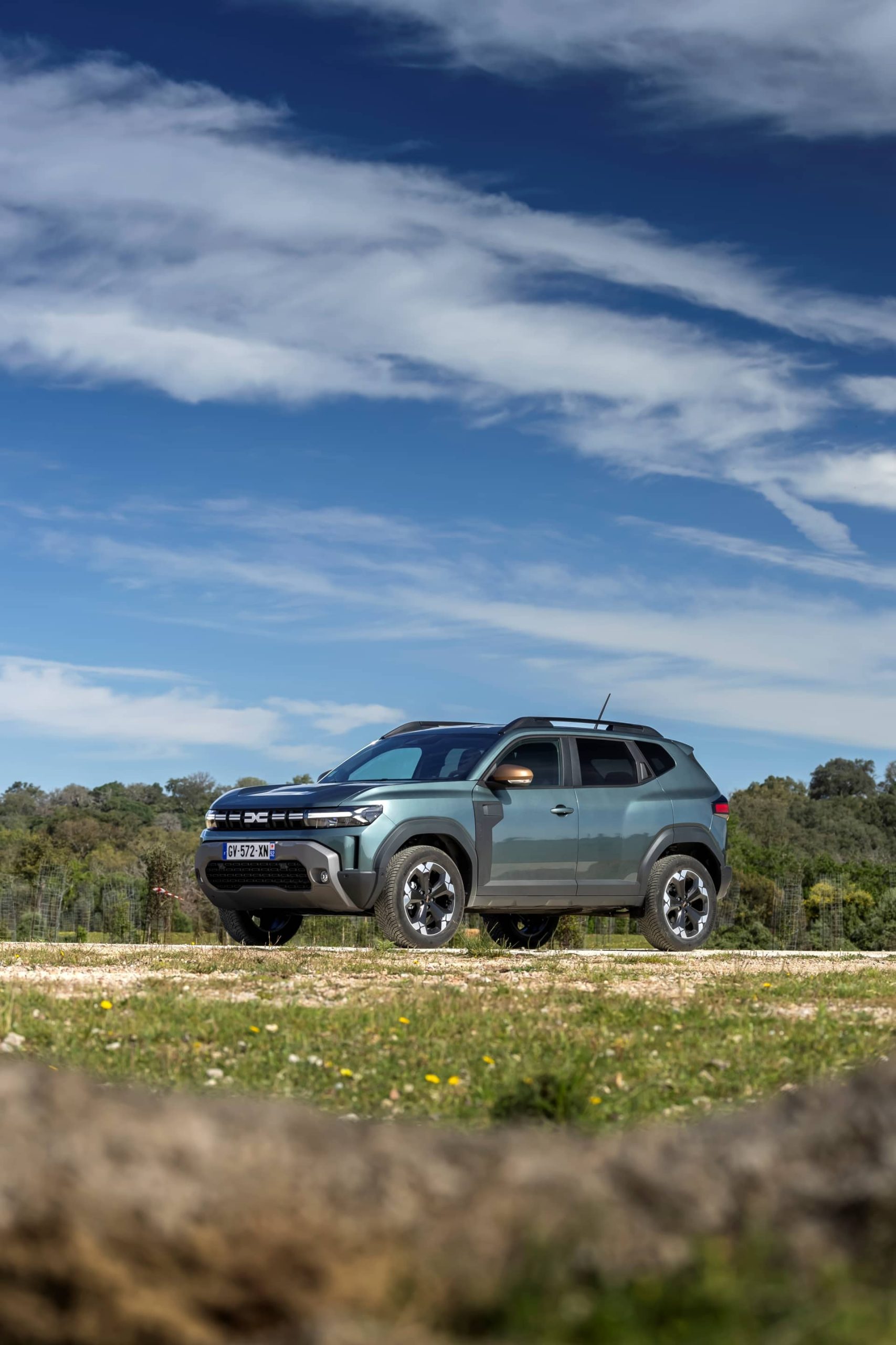 Dacia Duster mostrando su perfil lateral robusto y su altura elevada.
