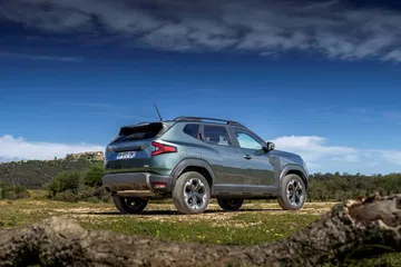 Vista lateral del Dacia Duster destacando su línea y diseño robusto.