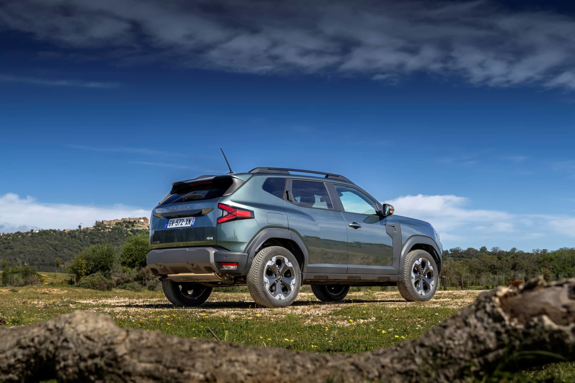 Vista lateral del Dacia Duster destacando su línea y diseño robusto.