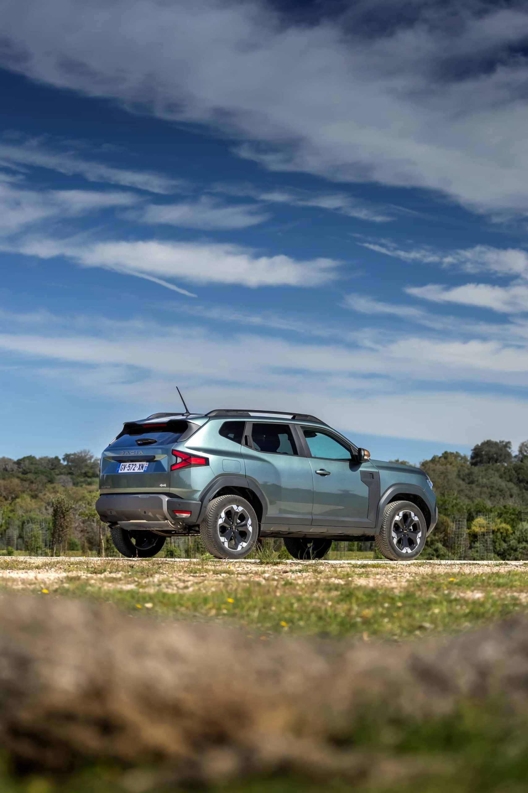Vista lateral del Dacia Duster resaltando su diseño robusto y llantas de aleación.