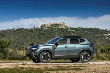 Vista lateral del Dacia Duster resaltando su diseño y líneas robustas.