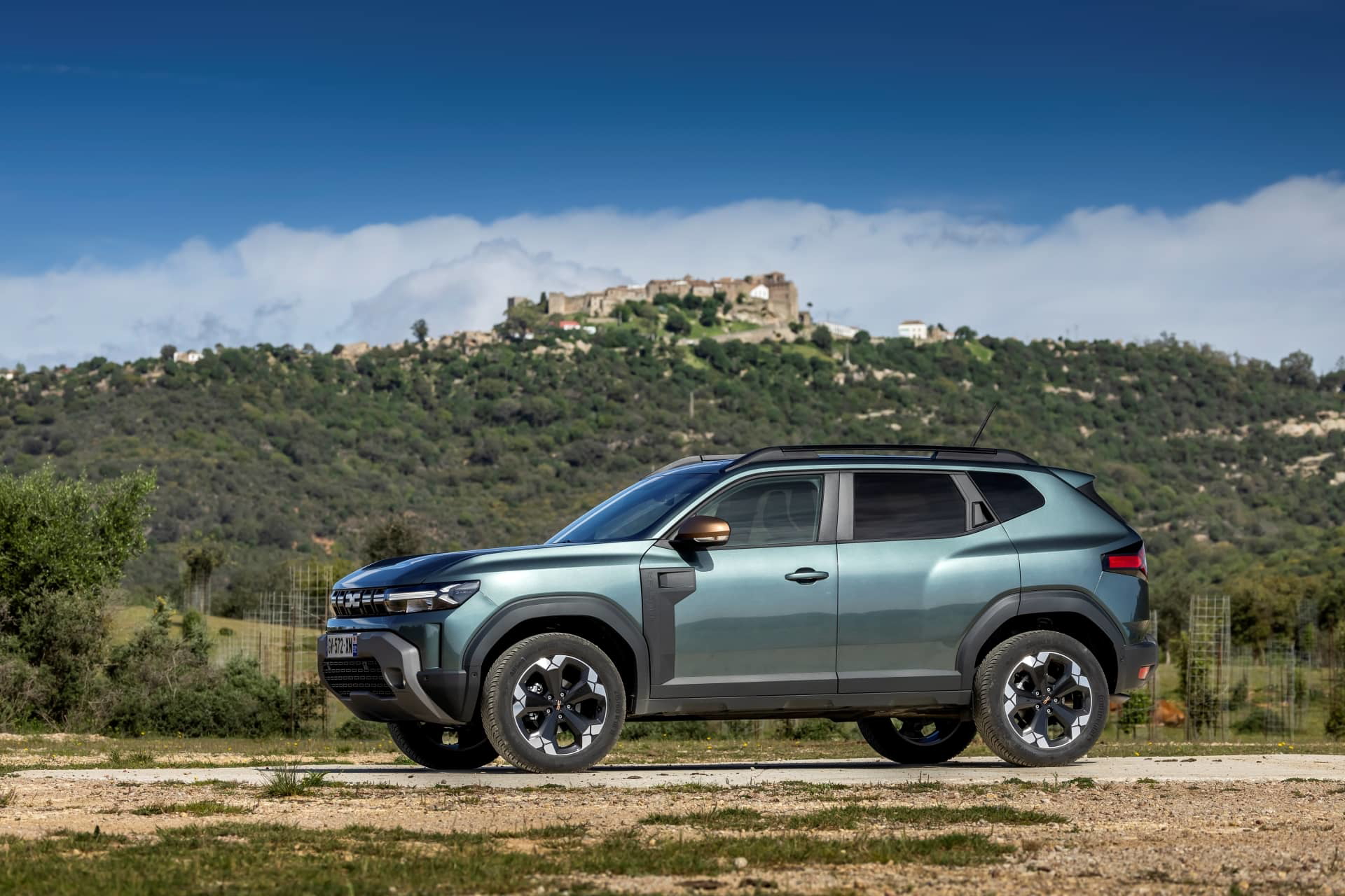 Vista lateral del Dacia Duster resaltando su diseño y líneas robustas.