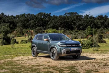 Vista lateral del Dacia Duster en entorno natural.
