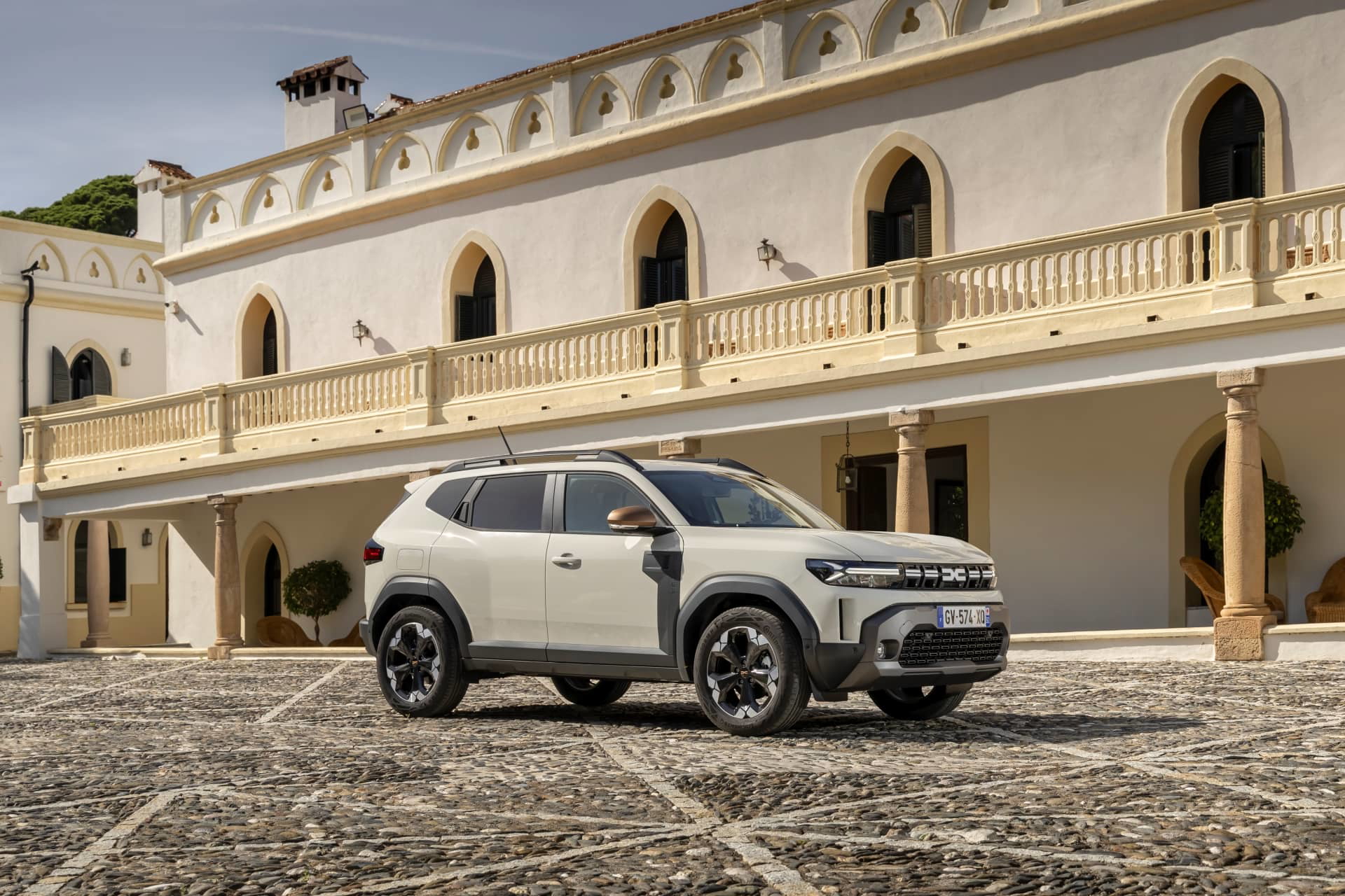 Vista lateral del Dacia Duster que muestra su perfil robusto y aventurero.