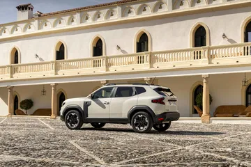 Vista lateral del Dacia Duster que muestra su línea y diseño robusto.
