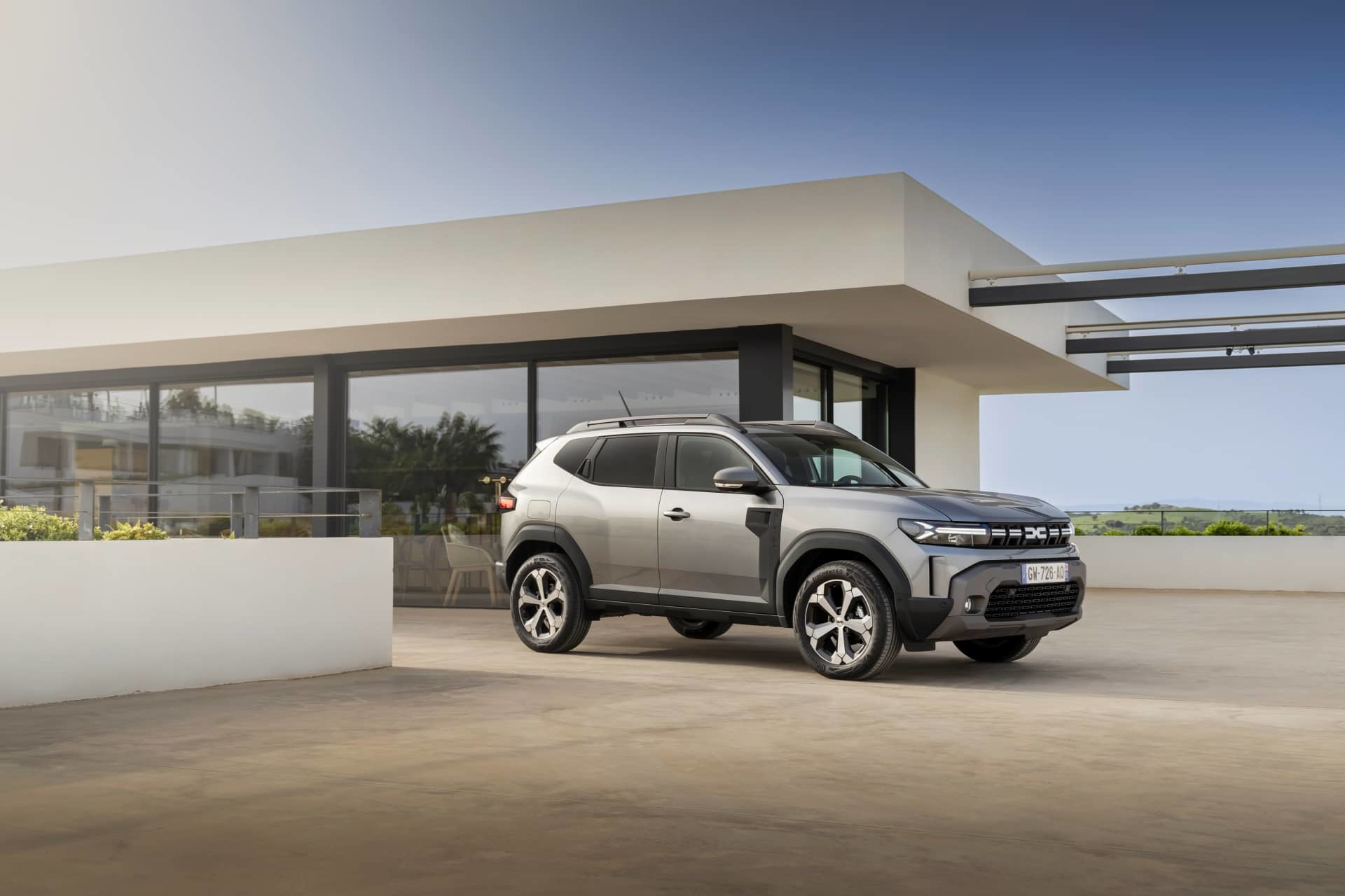 Vista lateral del Dacia Duster, elegancia y robustez en un mismo diseño.