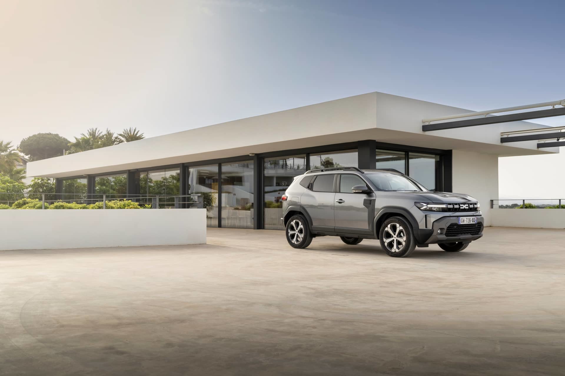 Vista lateral del Dacia Duster resaltando su diseño robusto y líneas aerodinámicas.