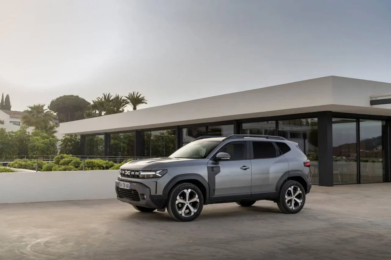 Vista lateral del Dacia Duster destacando su línea y diseño robusto Vista lateral del Dacia Duster destacando su línea y diseño robusto