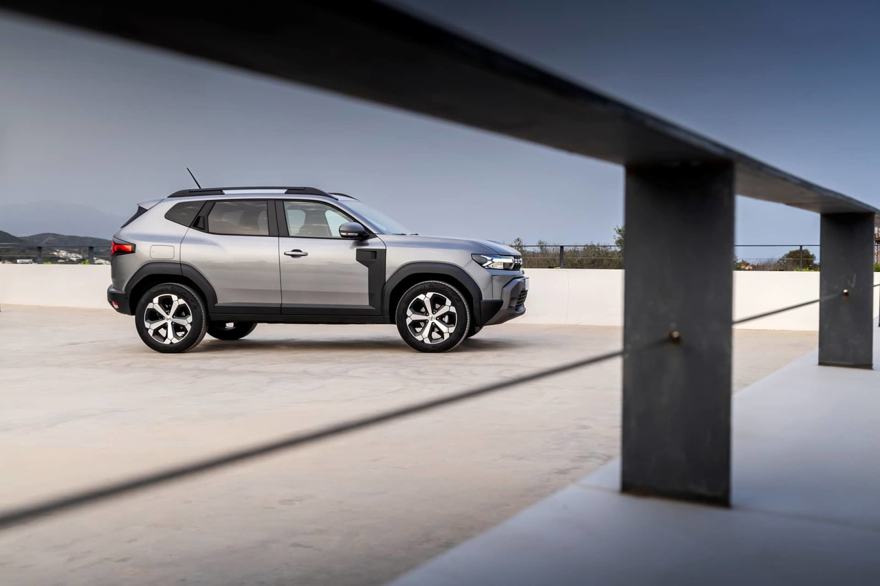 Vista lateral del Dacia Duster mostrando su diseño robusto y líneas modernas.