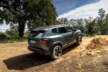 Dacia Duster mostrando su perfil lateral robusto y listo para el terreno.