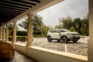 Vista lateral del Dacia Duster enfatizando su diseño robusto.