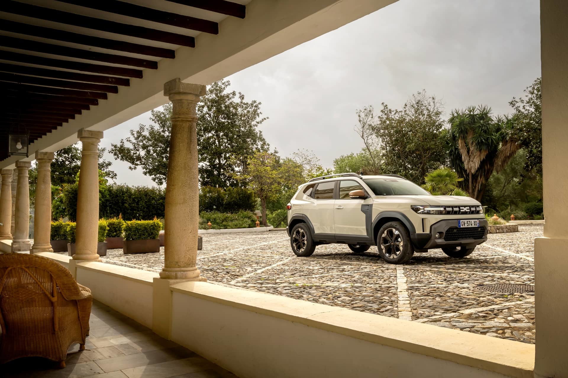 Vista lateral del Dacia Duster enfatizando su diseño robusto.