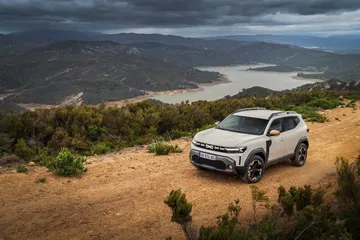 Dacia Duster en un terreno accidentado demostrando su capacidad todoterreno.