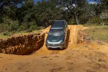Dacia Duster demostrando su capacidad todoterreno en un entorno de prueba.