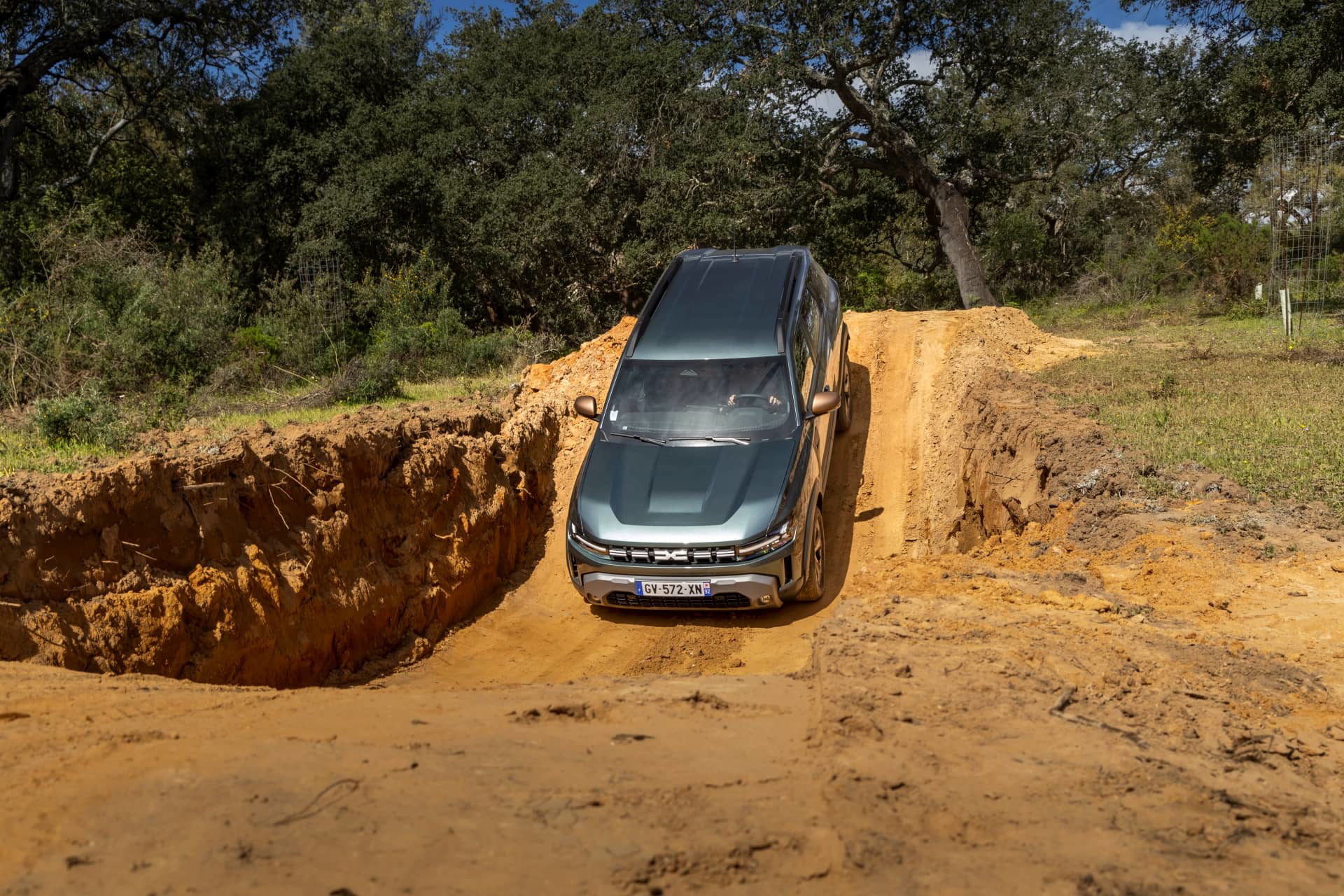 Dacia Duster demostrando su capacidad todoterreno en un entorno de prueba.