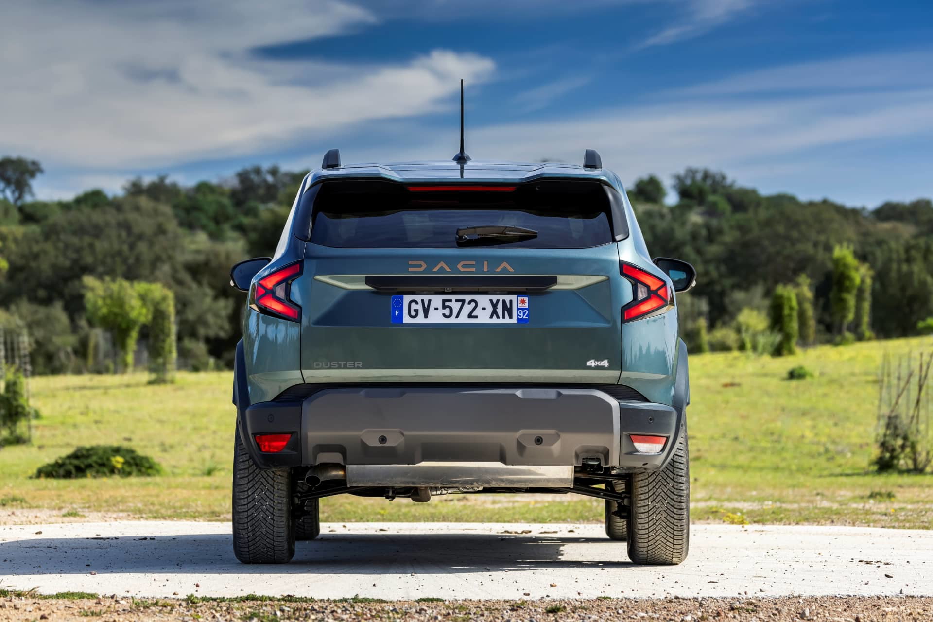 Vista trasera del Dacia Duster mostrando su robusto diseño y acabados.