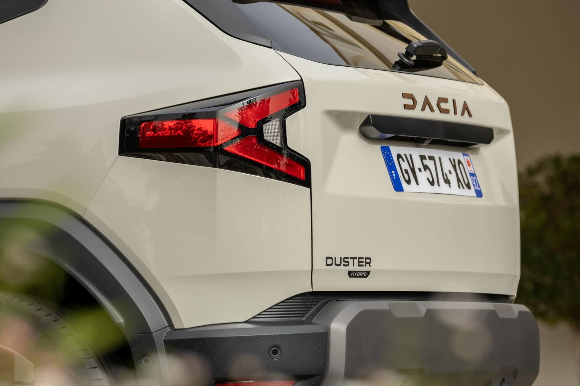 Vista parcial de la trasera del Dacia Duster, destacando las ópticas.