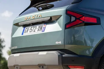 Pilotos traseros del Dacia Duster destacando su diseño en forma de Y.