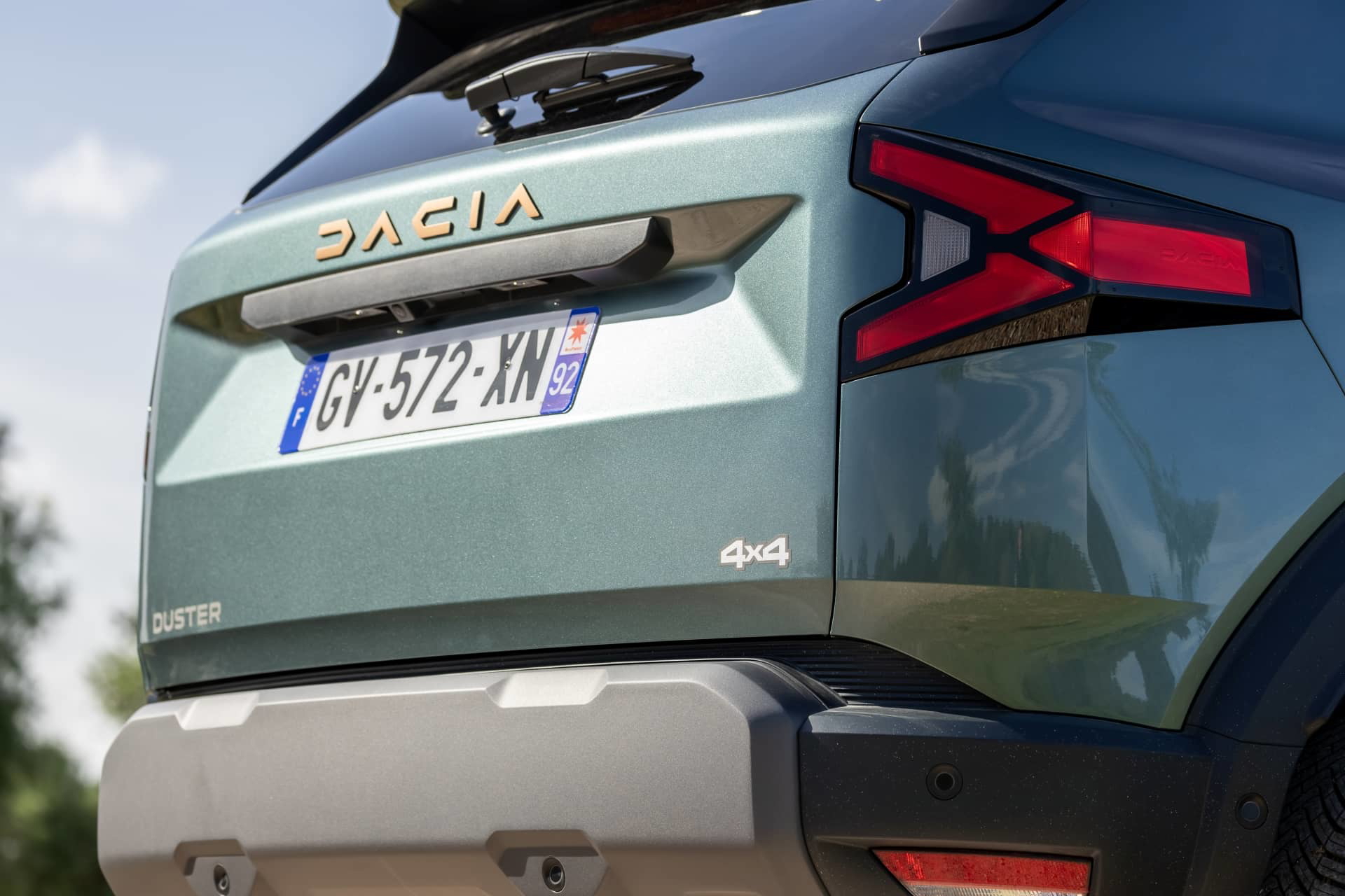 Pilotos traseros del Dacia Duster destacando su diseño en forma de Y.