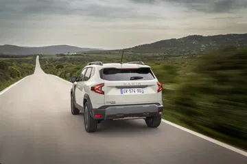 Imagen dinámica mostrando la parte trasera y lateral del Dacia Duster.