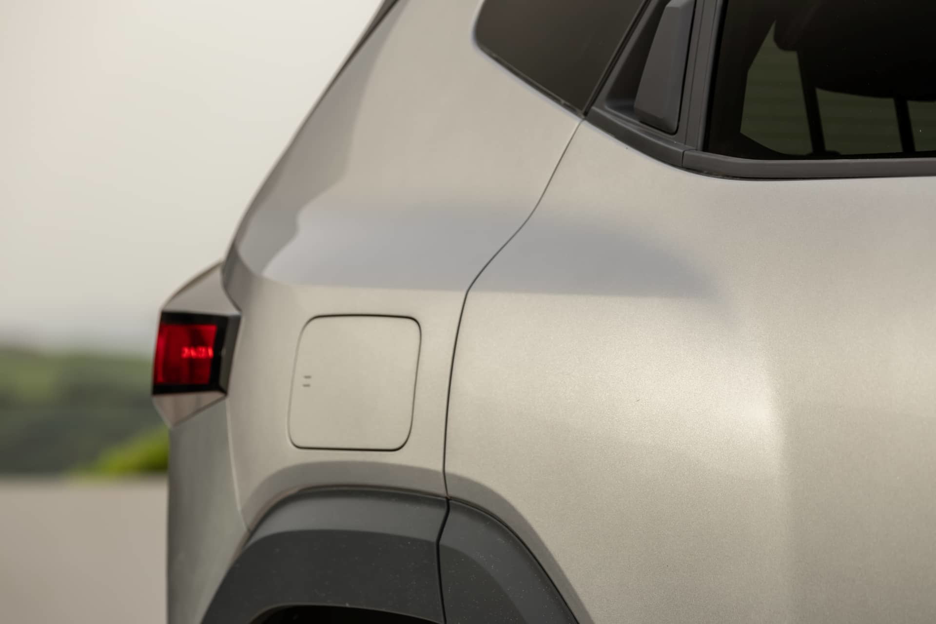 Óptica trasera y contorno lateral del Dacia Duster, mostrando líneas robustas.