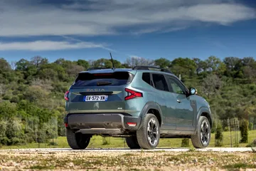 Vista trasera lateral del Dacia Duster, destacando su diseño robusto.